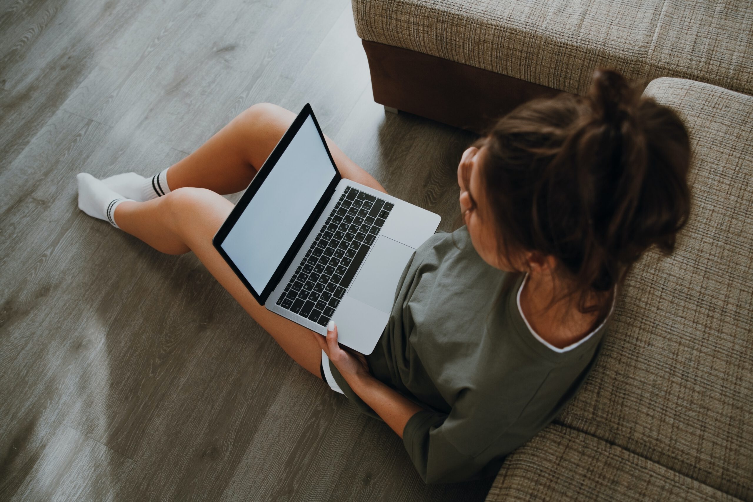 Dziewczyna siedząca na podłodze z laptopem